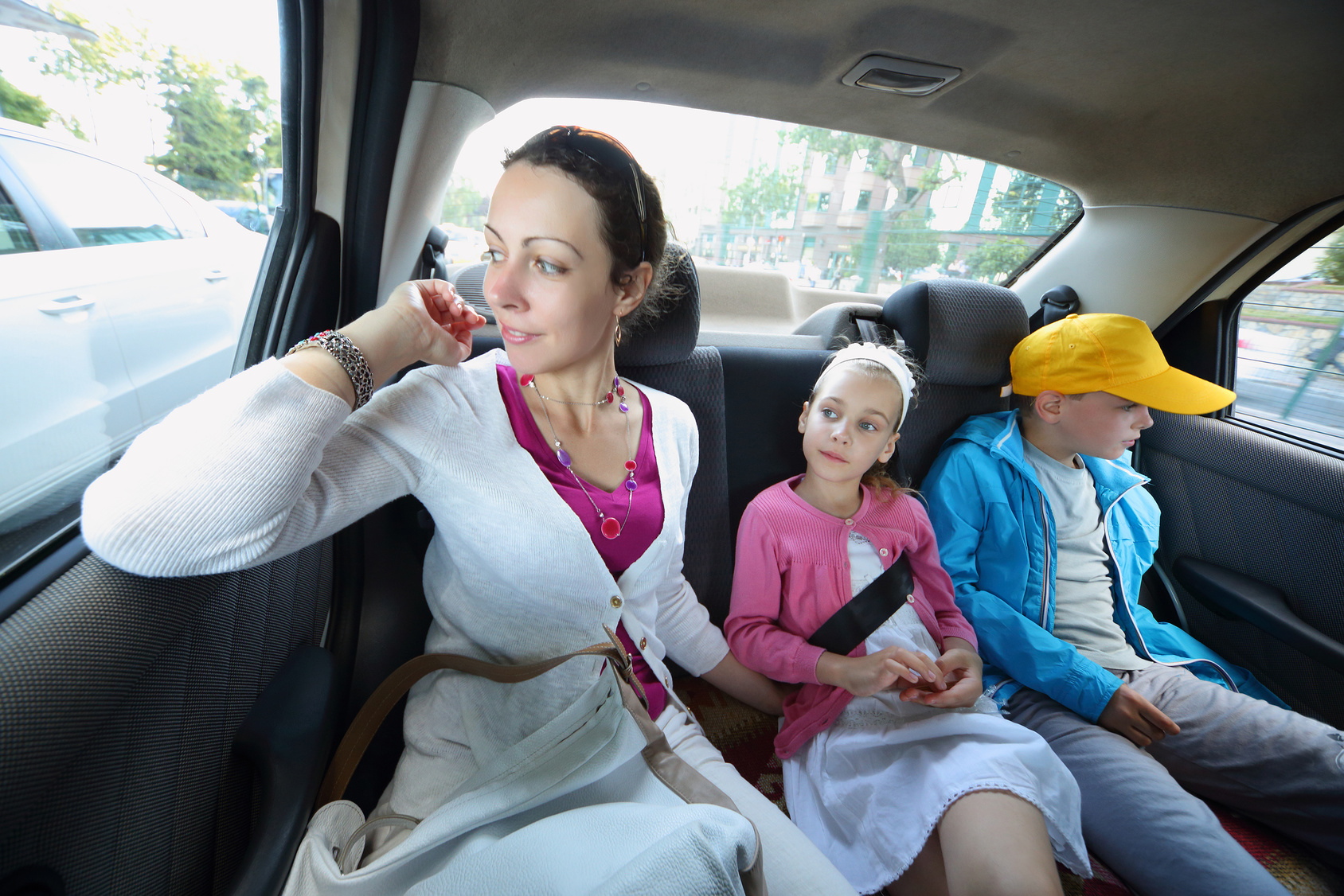 Поехать маму друга. Женщина с дочкой в машине. Фото мама с дочкой в машине. Еду с дочкой в машине. Мама и дочь едут в такси.